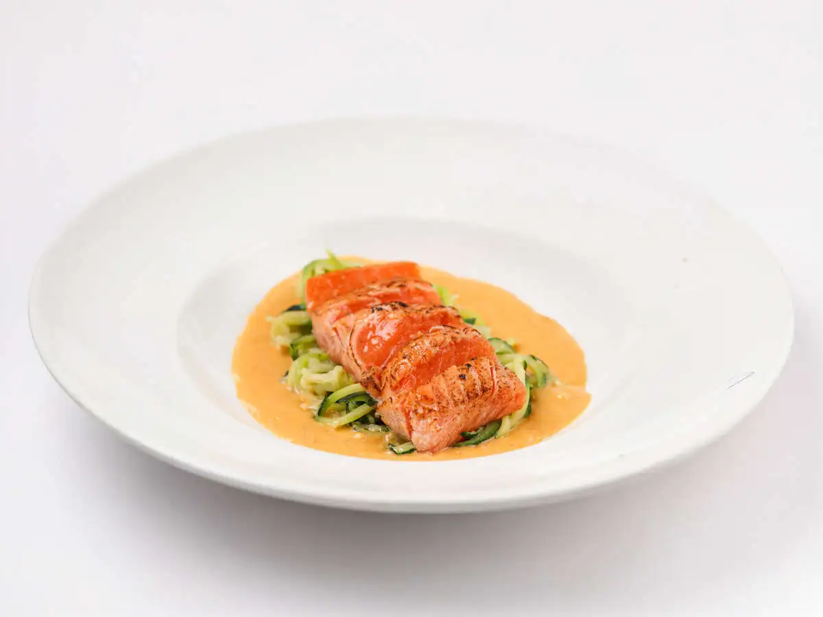 Лосось со спагетти из цукини