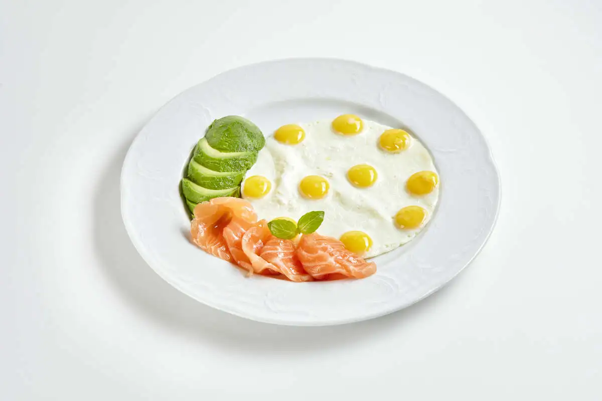 Яичница из перепелиных яиц с лососем и авокадо