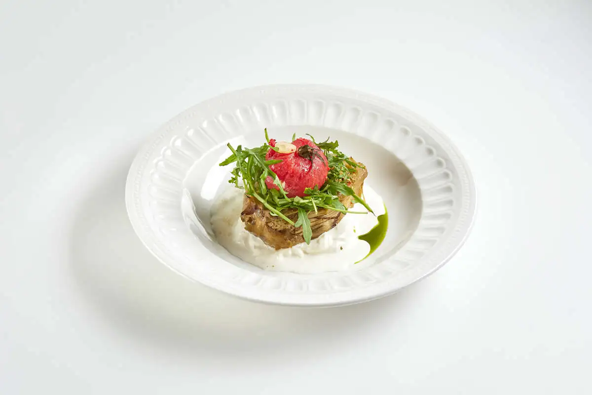 Запеченный баклажан со страчателлой и томатами