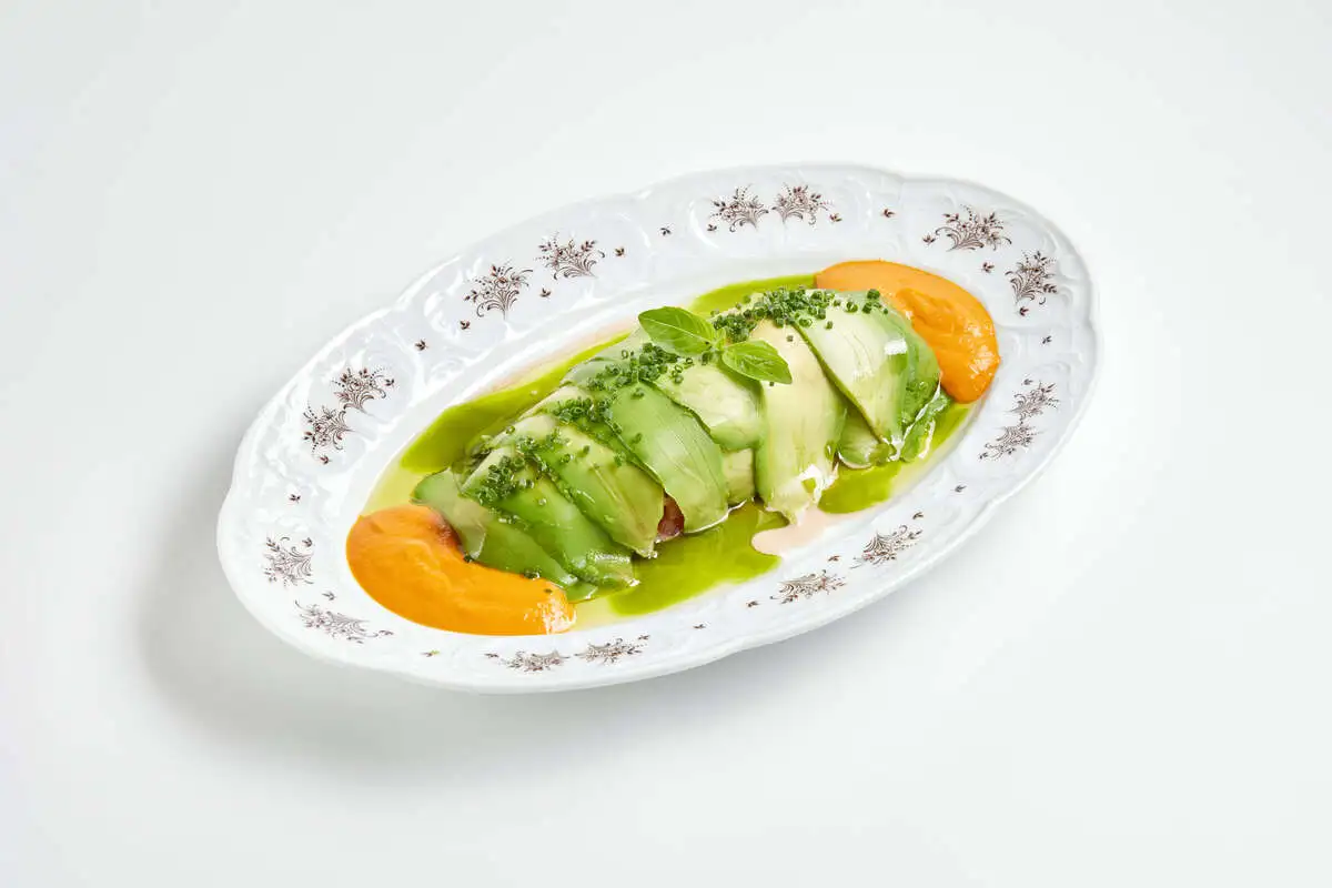 Салат с крабом и соусом ахи амарилло