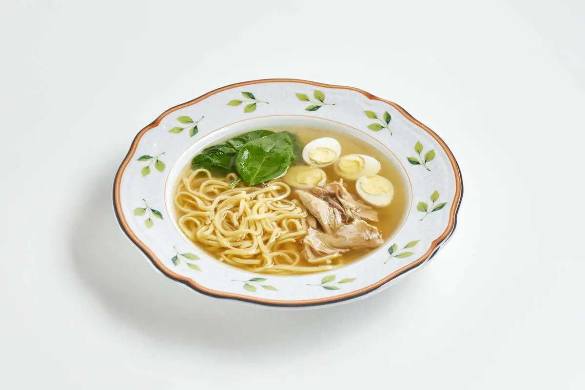 Легкий куриный суп с домашней пастой тальолини