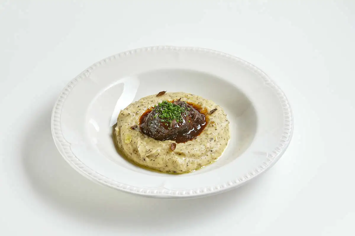 Томленые телячьи щечки с трюфельно-картофельным пюре
