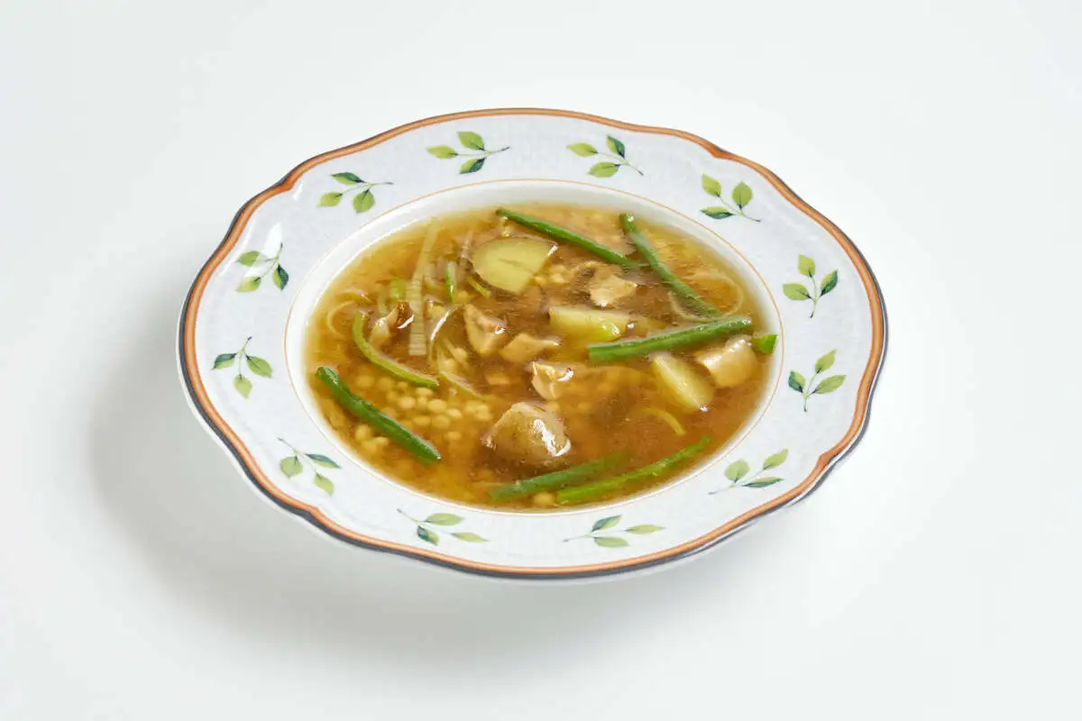 Насыщенный грибной суп с белыми лесными грибами