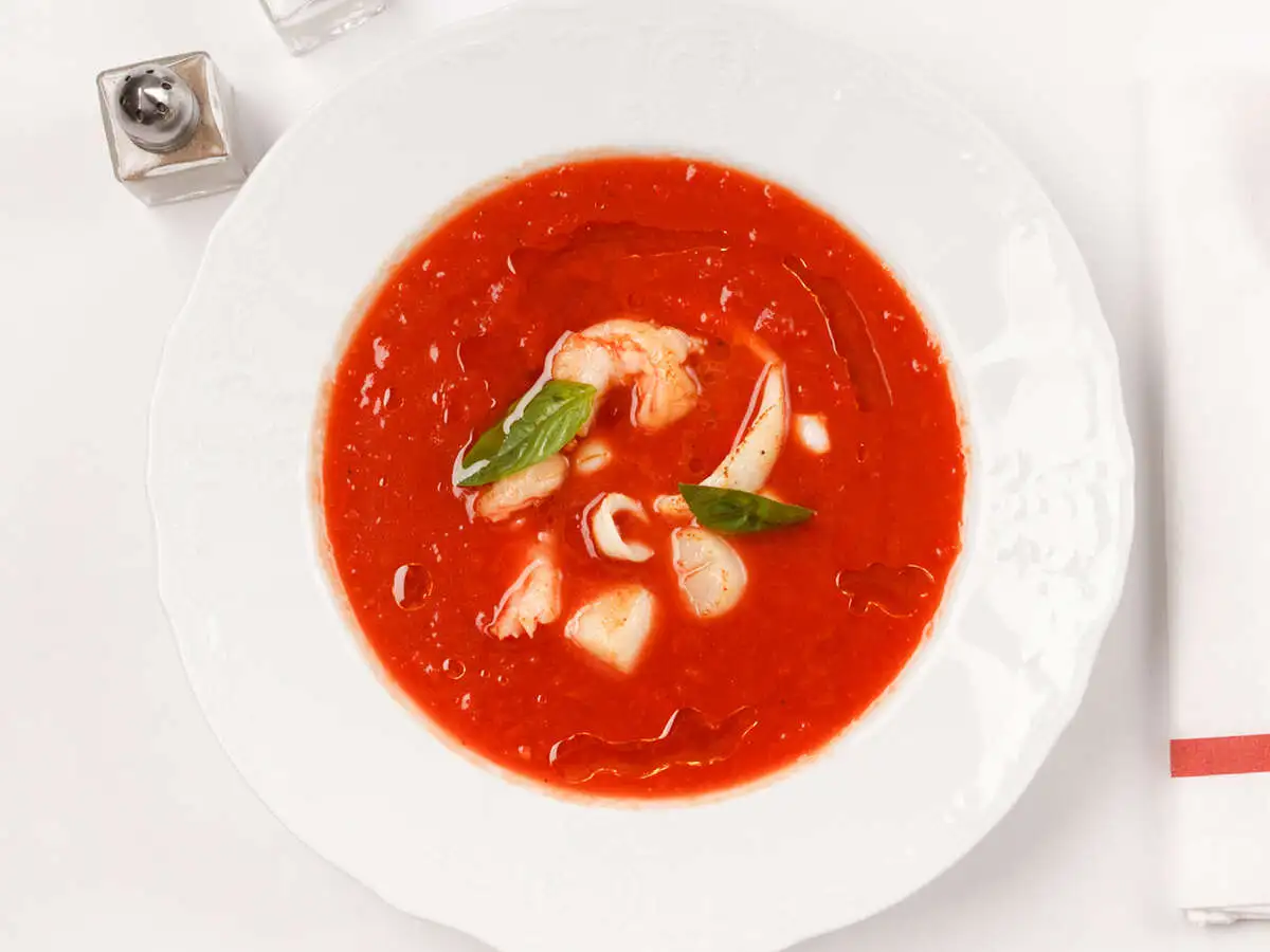 Теплый  томатный суп с морепродуктами