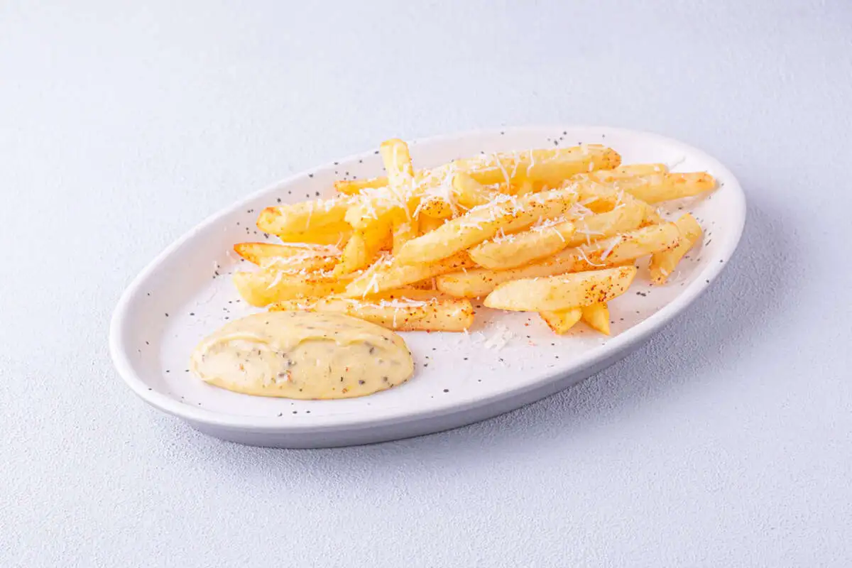 Картофель фри с трюфельным соусом и пармезаном