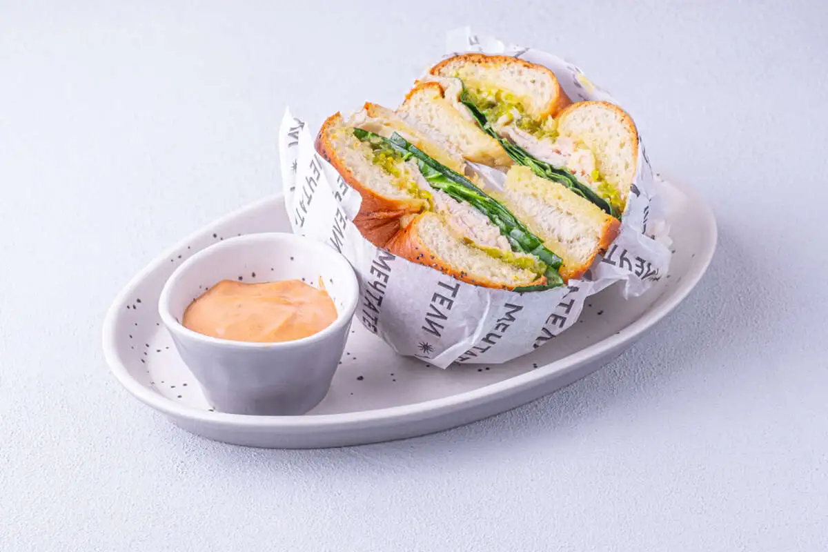 Бейгл с пастрами из индейки