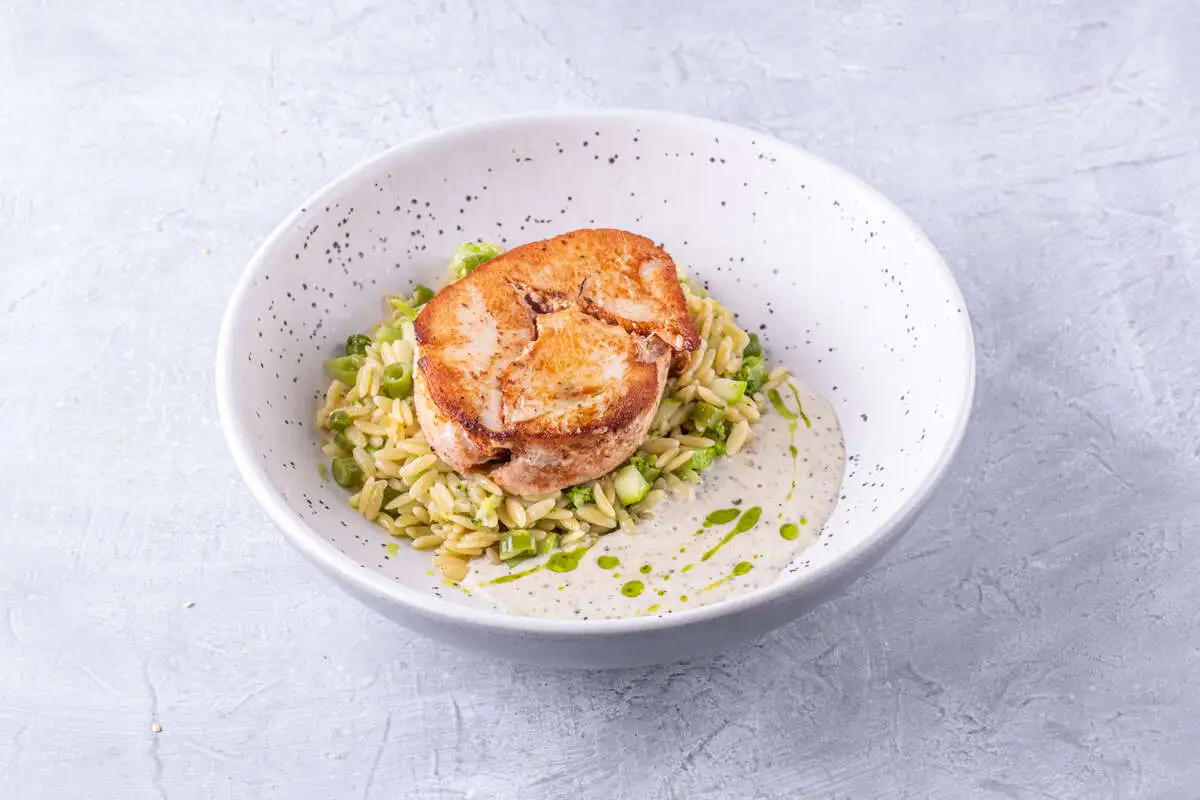 Индейка и орзо с зелеными овощами