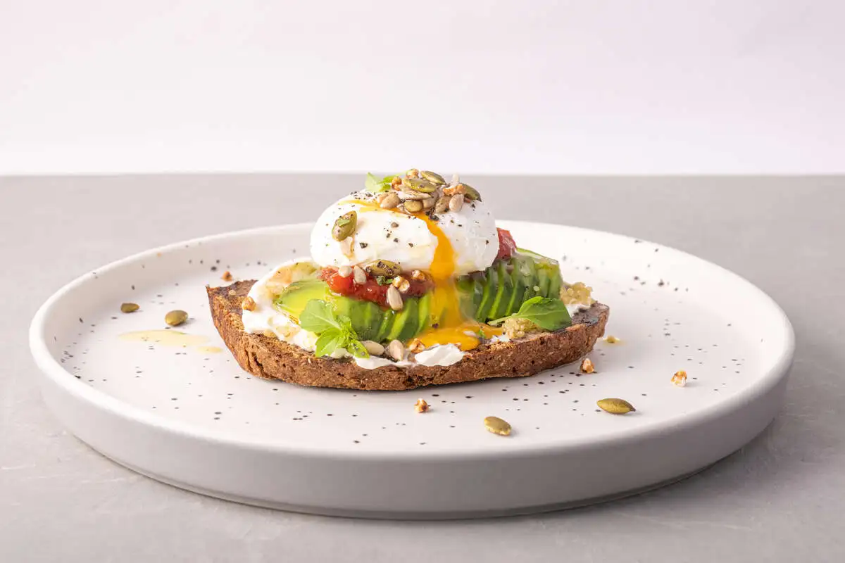 Авокадо-тост с яйцом пашот