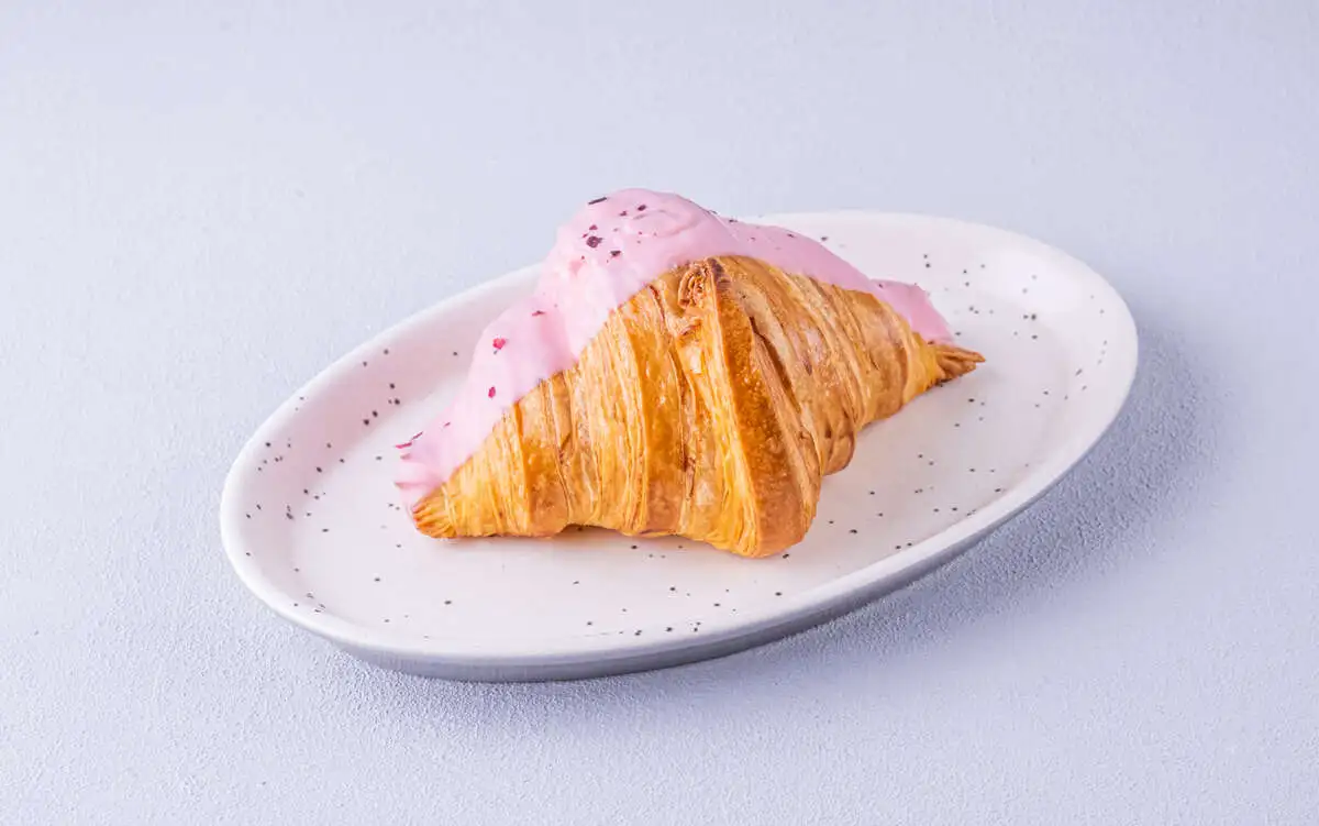 Круассан клубничный