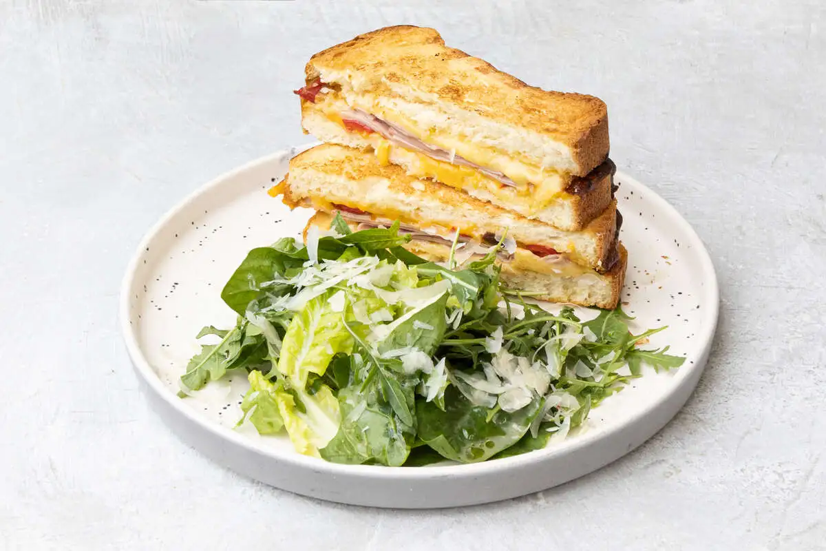 Горячий сэндвич с мортаделлой и чеддером