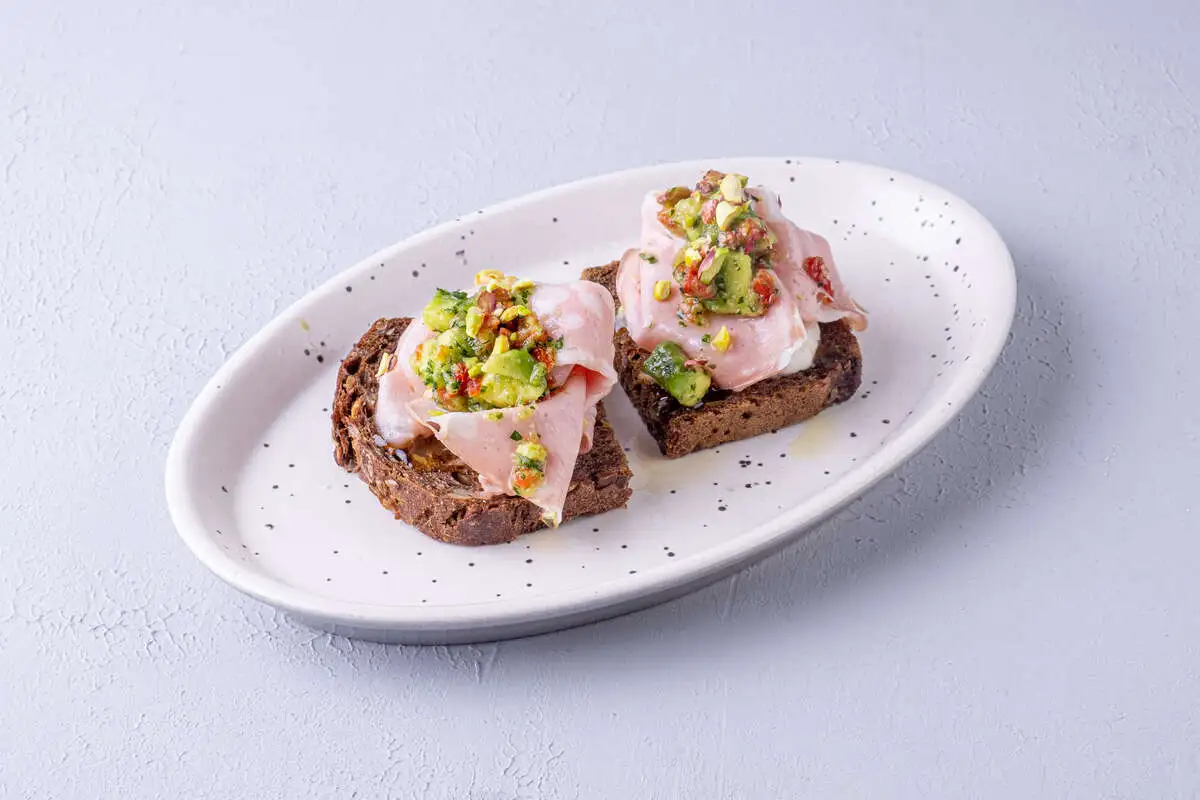 Тост с мортаделлой и авокадо