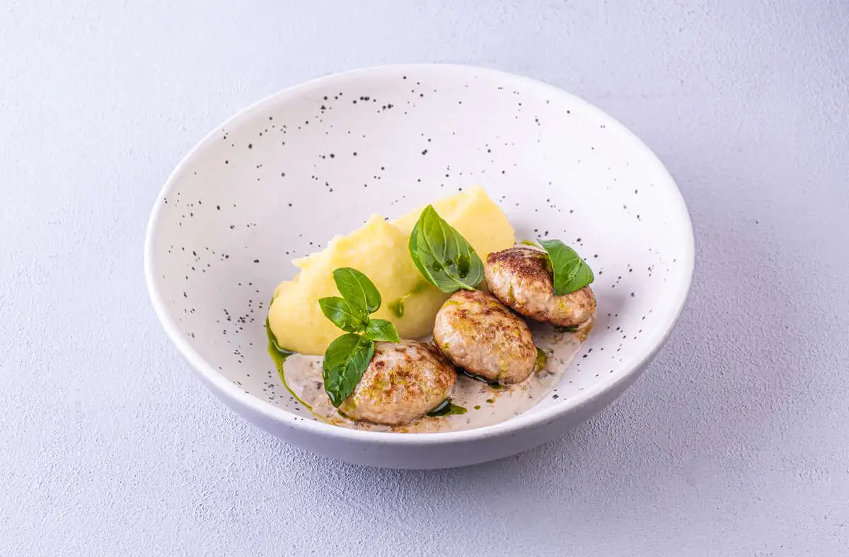 Куриные котлеты и картофельное пюре