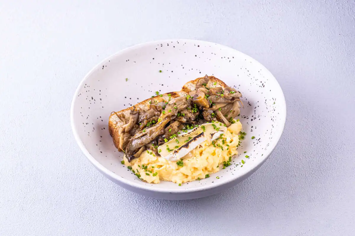 Скрембл с лесными грибами и сыром камамбер