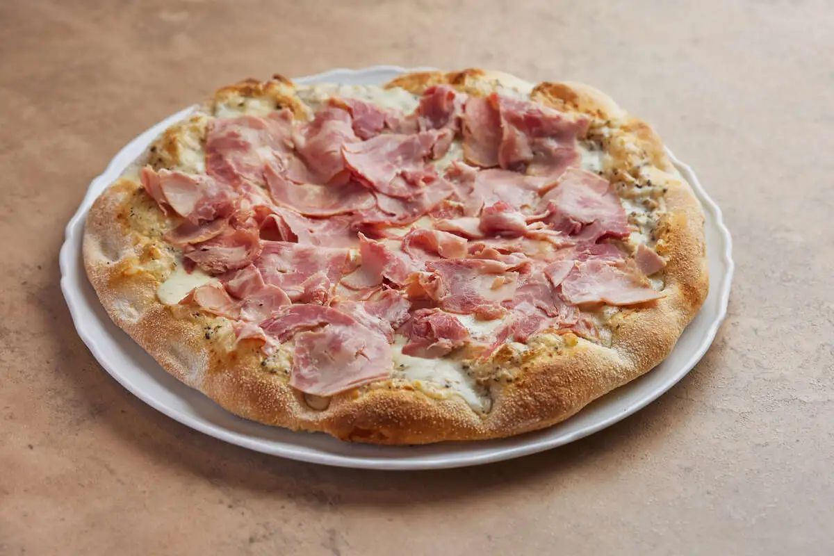 Пицца с ветчиной и трюфелем