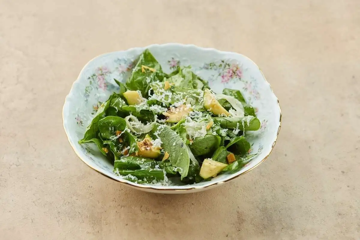 Большой зеленый салат с юдзу и пармезаном