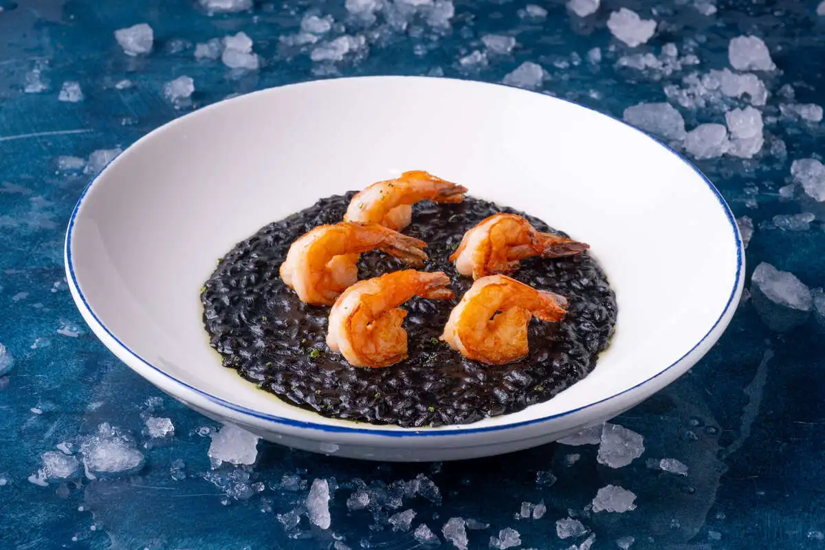 Ризотто неро с креветками