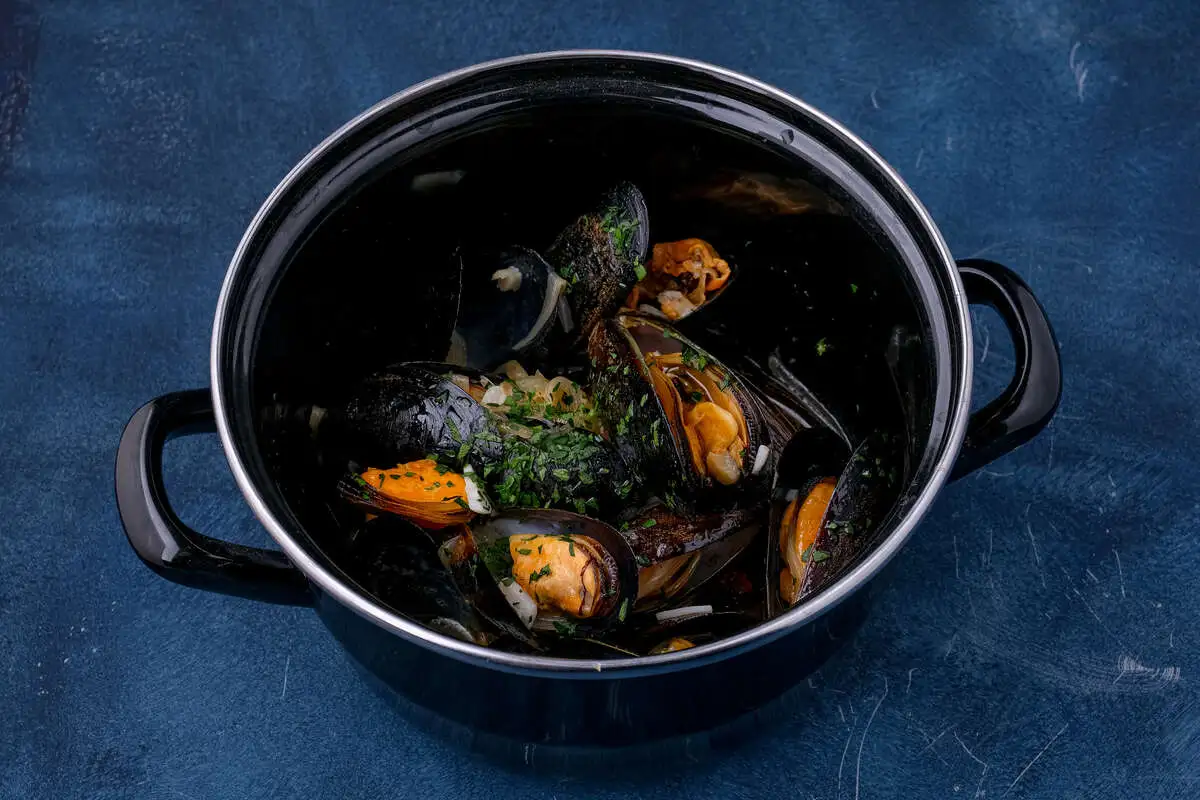 Мидии в ароматном масле