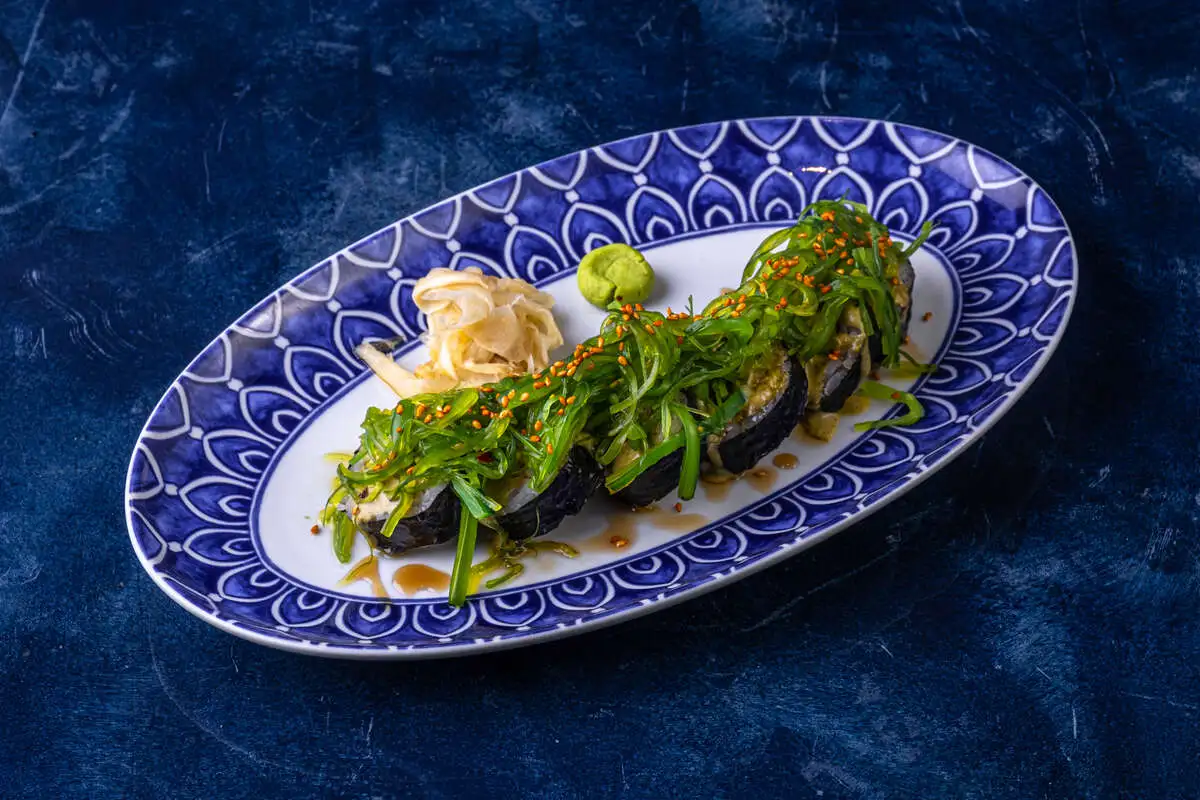 Роллы с угрем и чукой