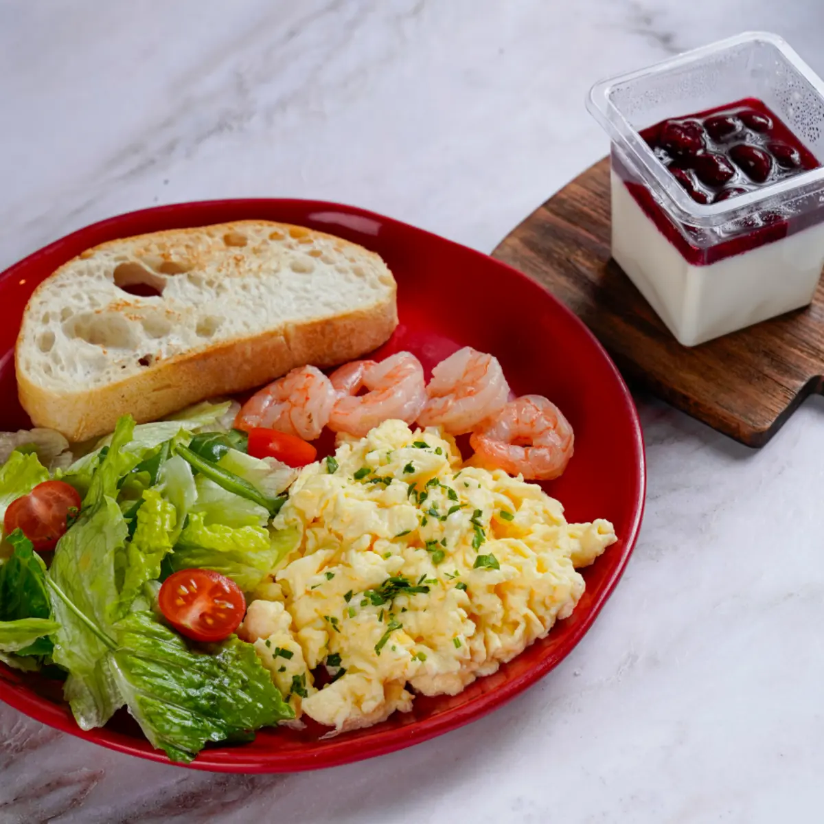 Скрембл с креветками и панна-котта с вишней