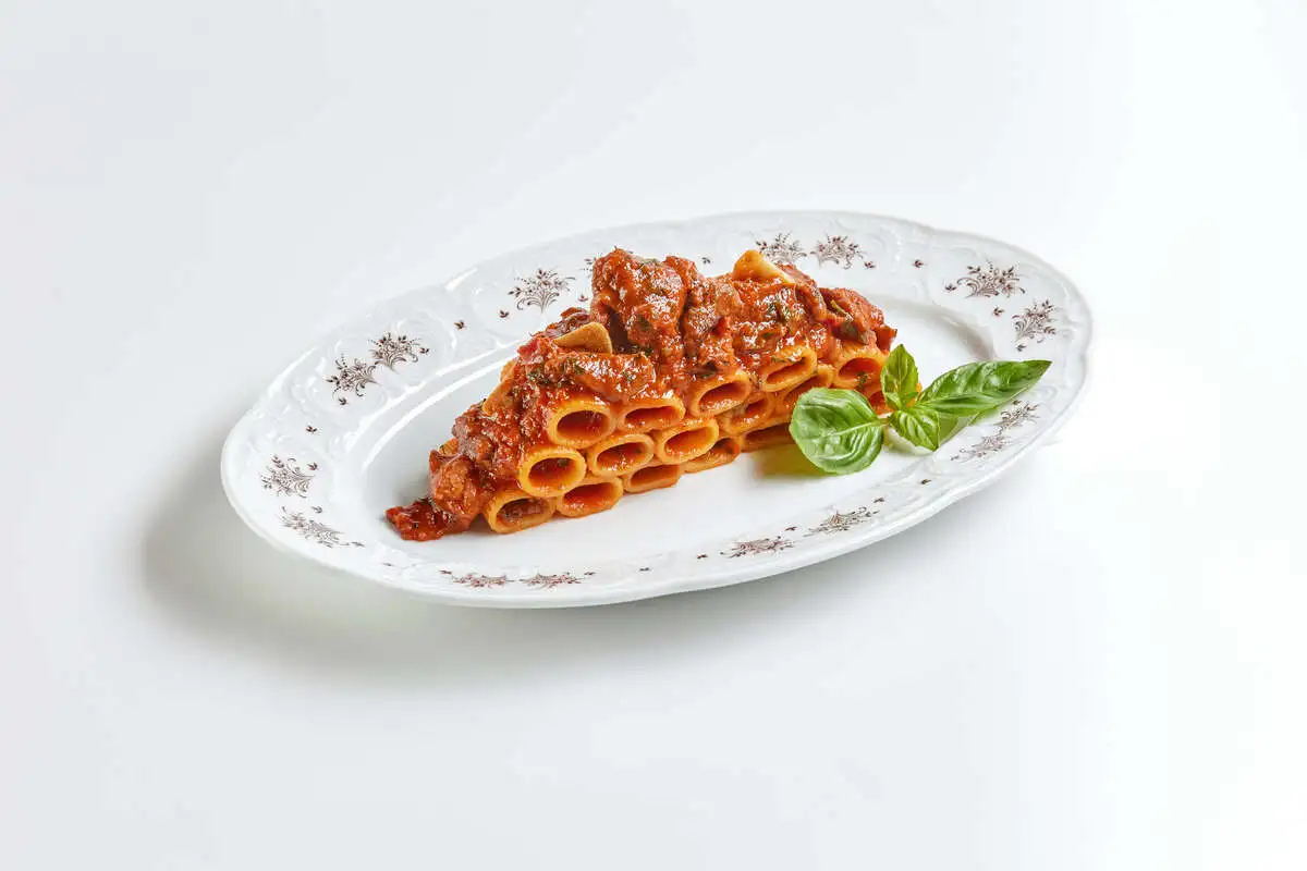 Ригатони аматричано с беконом из говядины