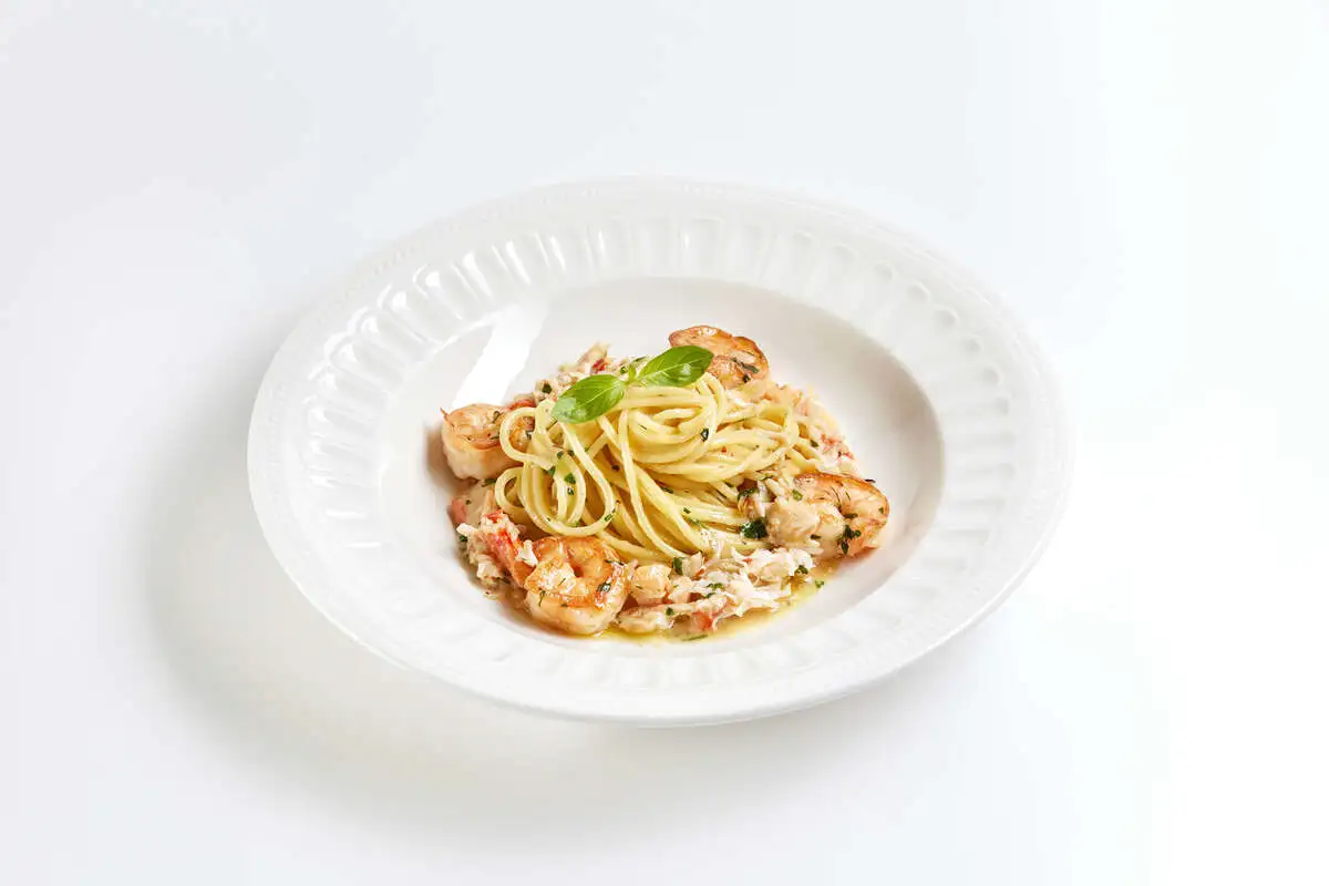 Спагетти с камчатским крабом и креветками