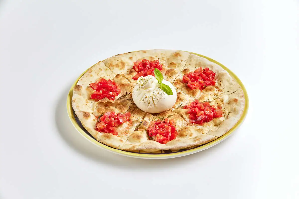 Фочачча с бурратой и томатами