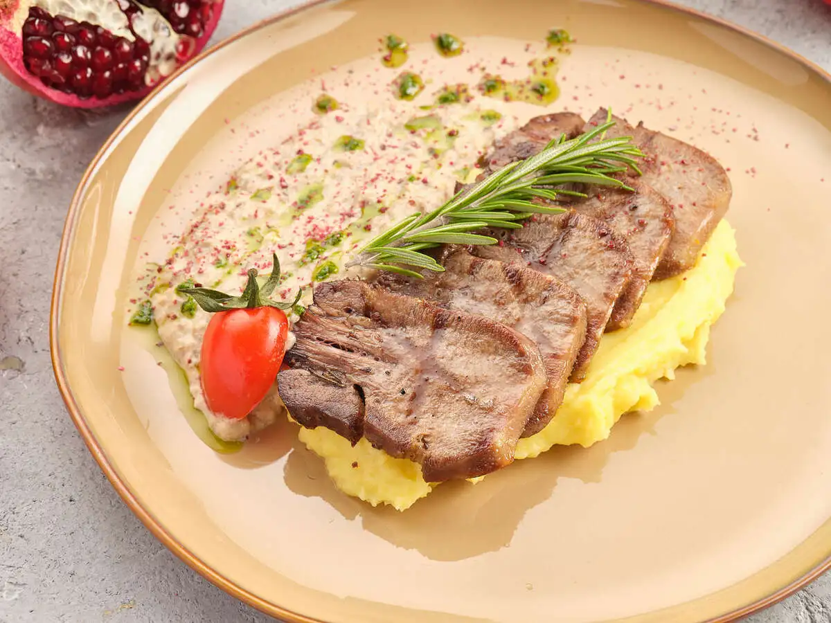 Говяжий язык в трюфельном соусе