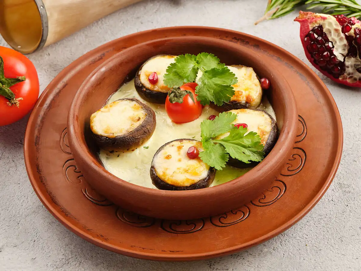 Шляпки шампиньонов в соусе чкмерули