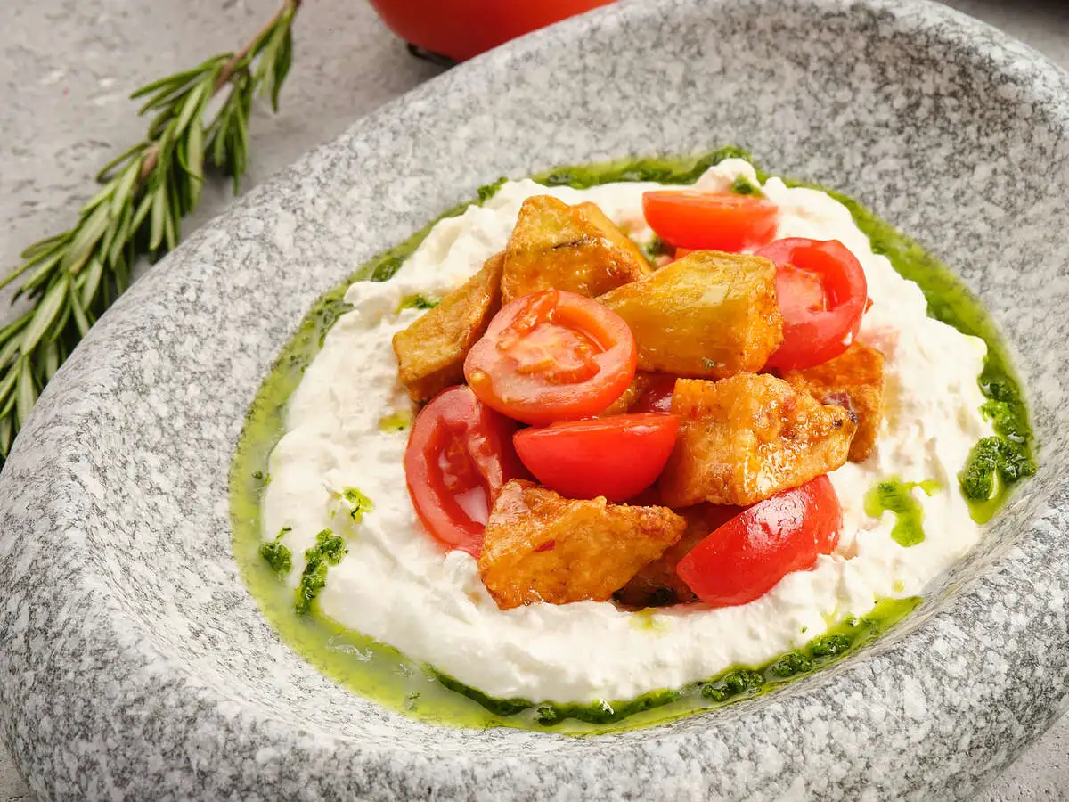 Хрустящий баклажан на подложке из взбитого сливочного сыра