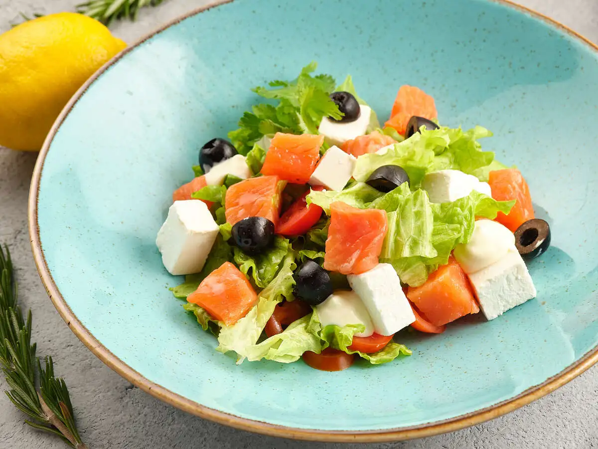 Греческий с лососем