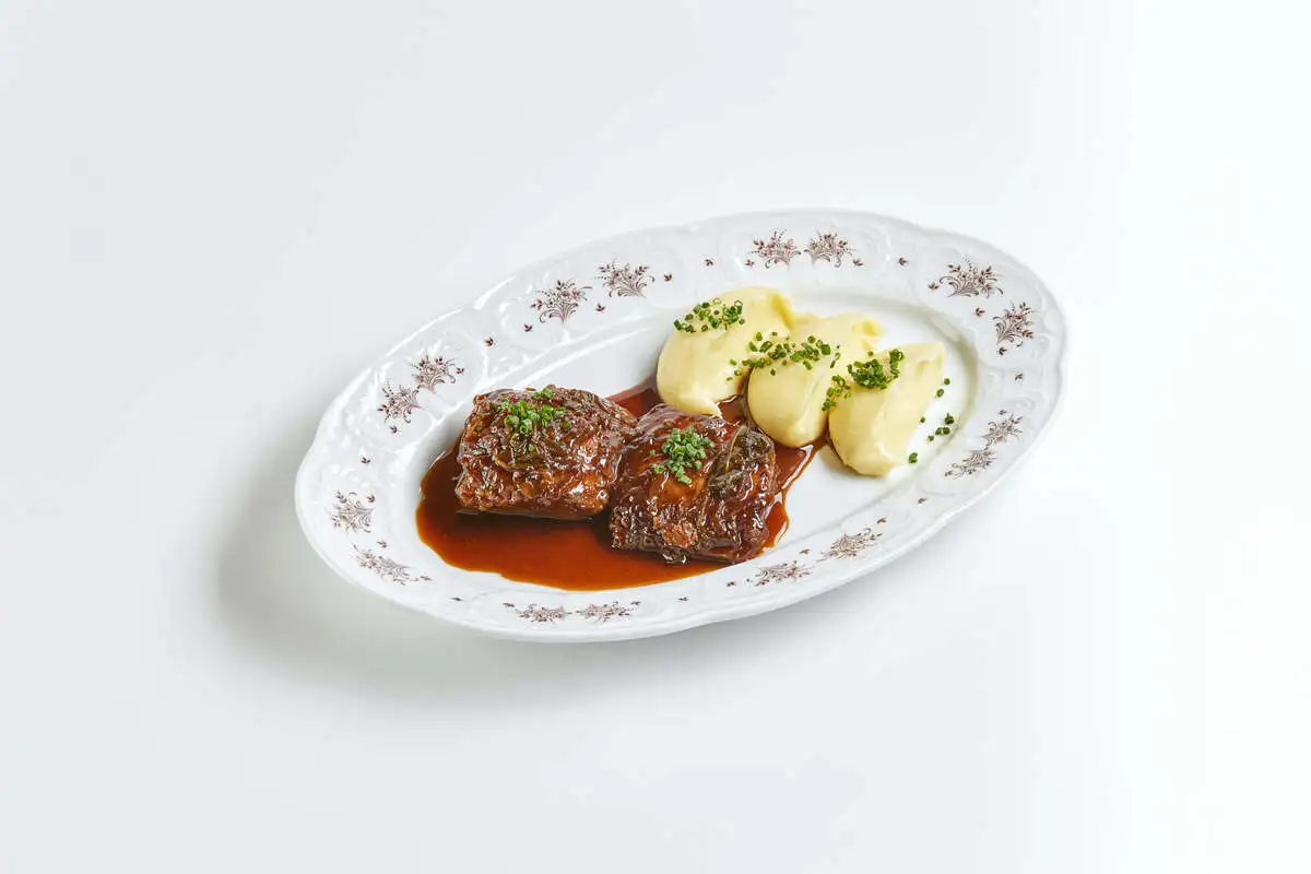 Телячья печень с шалфеем и воздушным сливочным картофельным пюре