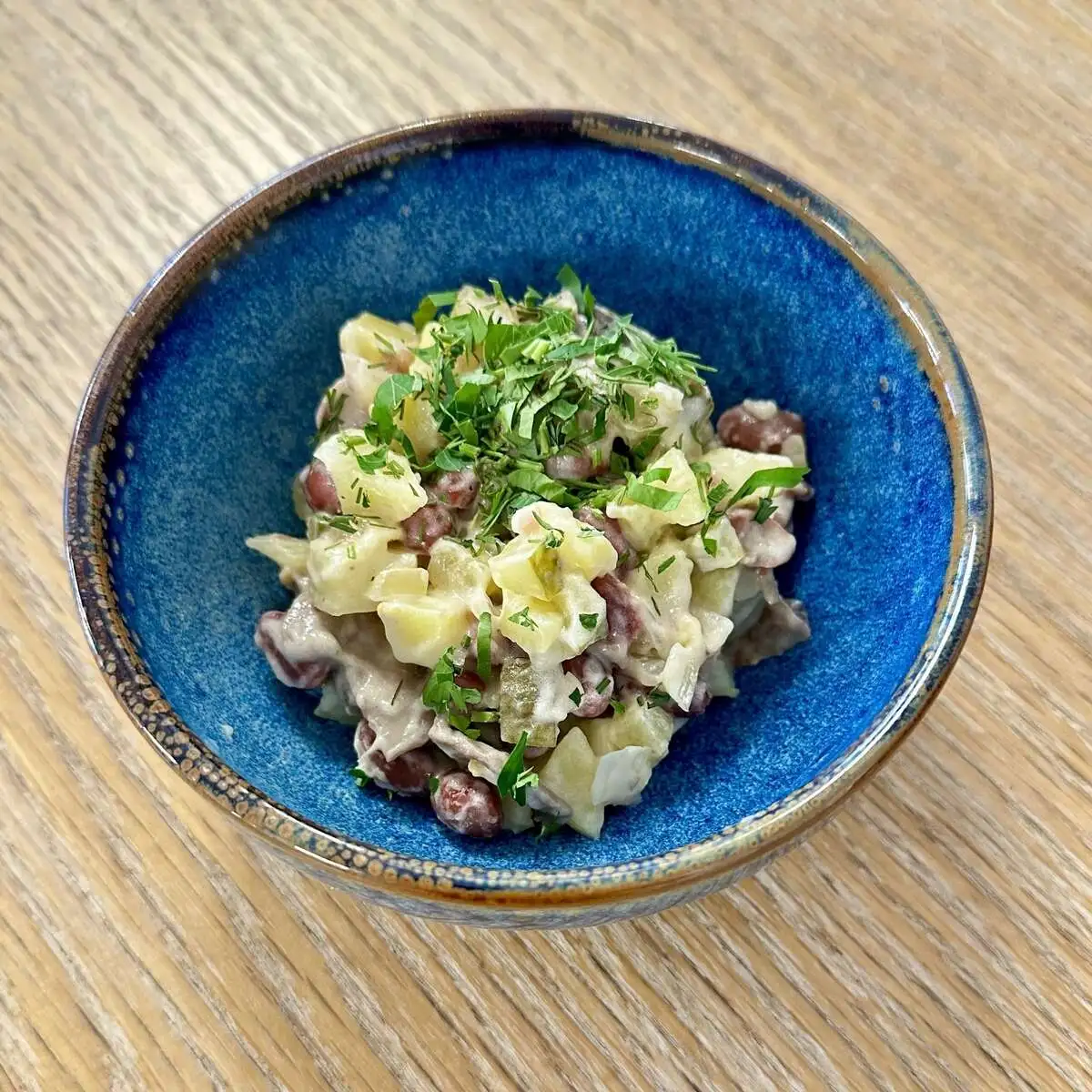 Салат из красной фасоли, отварного картофеля, жареных шампиньонов и лука, маринованных огурцов с постным майонезом с зернистой горчицей