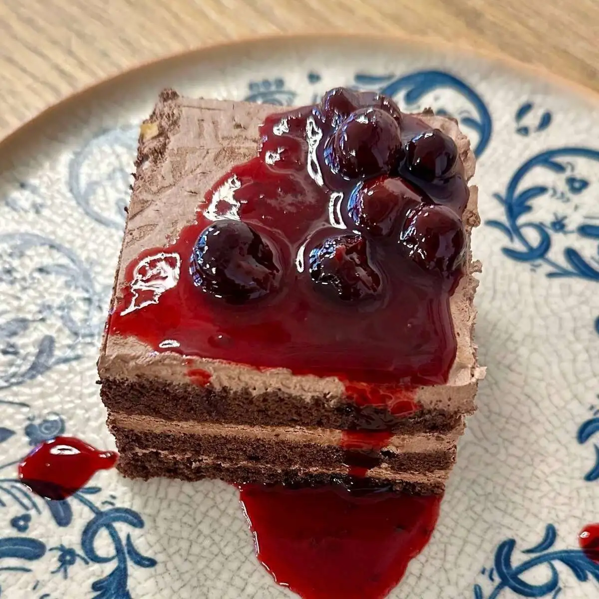 Шоколадный торт со смородиновым соусом