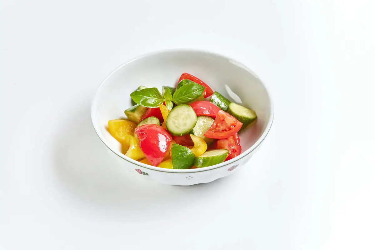 Овощной салат с оливковым маслом