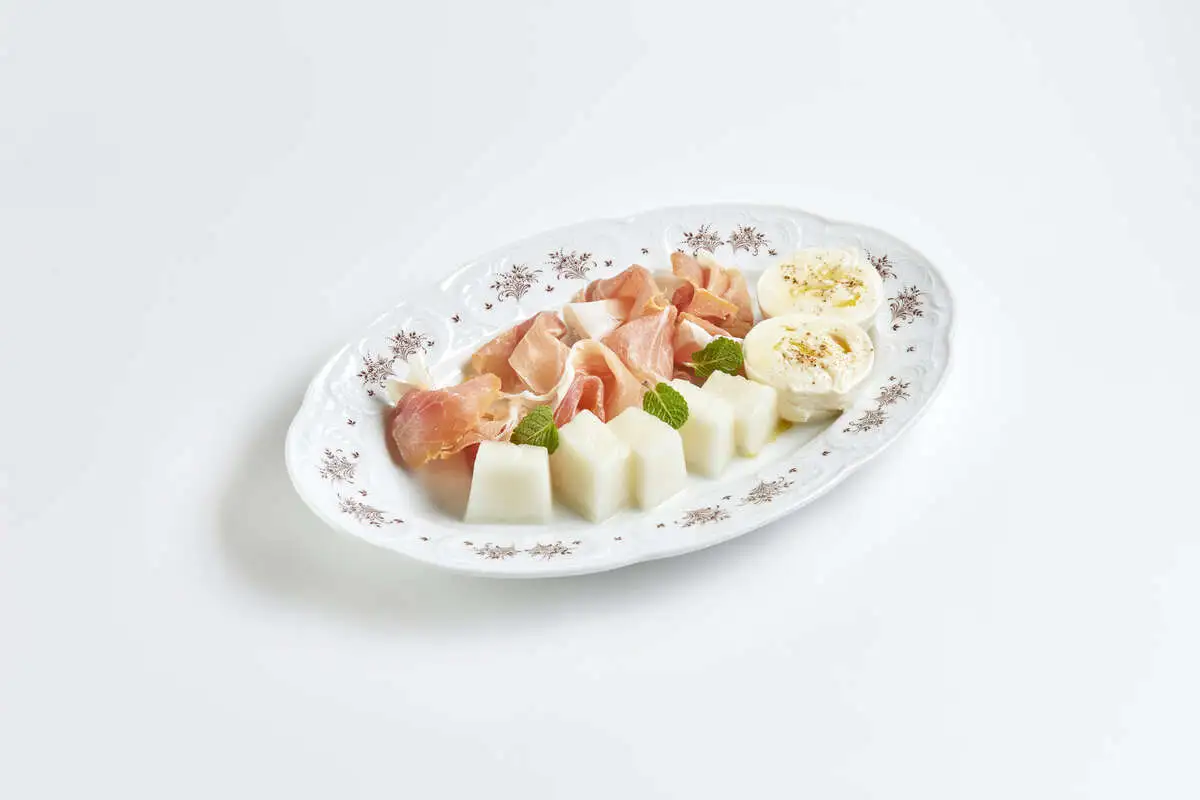 Парма с дыней и и моцареллой