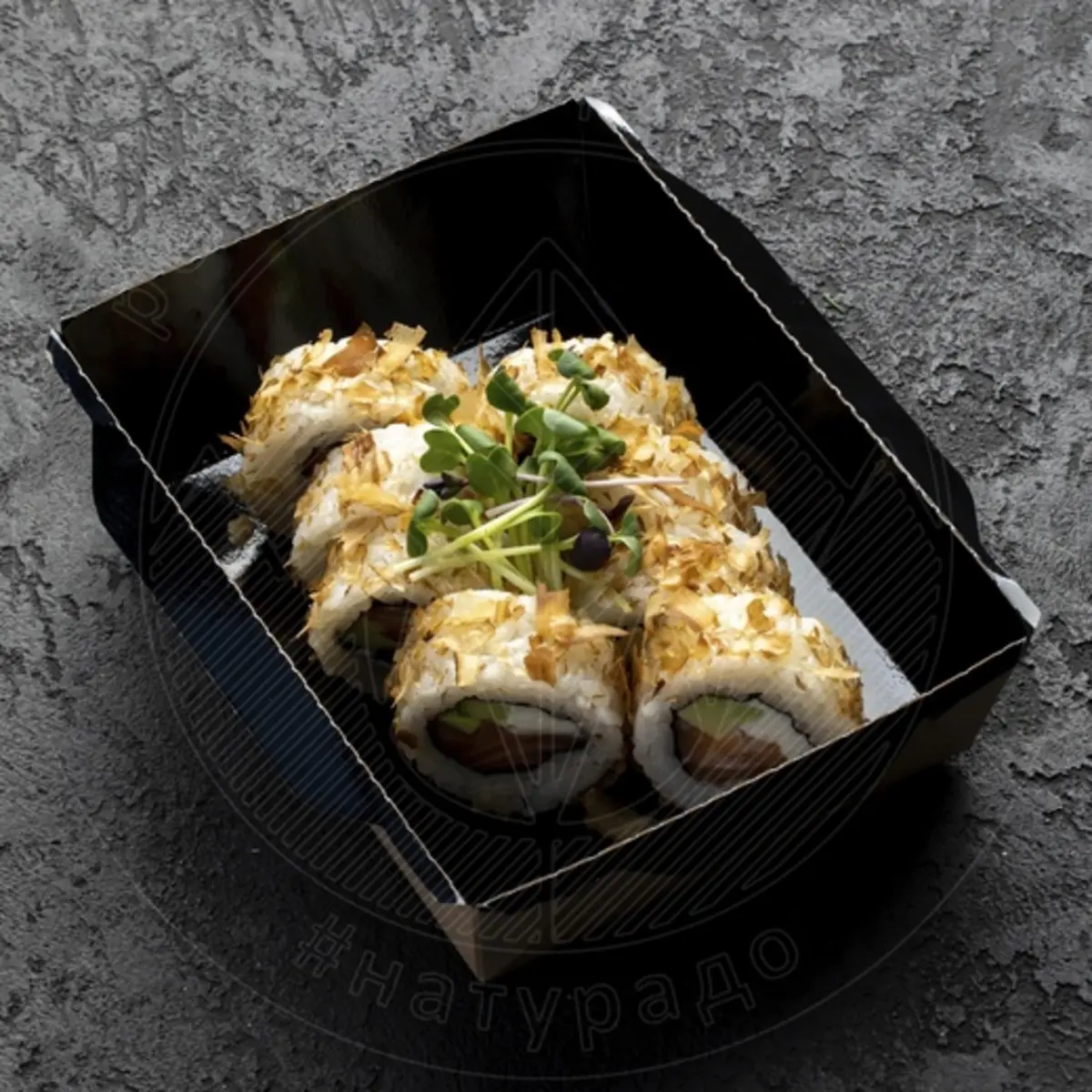 Сяке-ролл с лососем и стружкой тунца