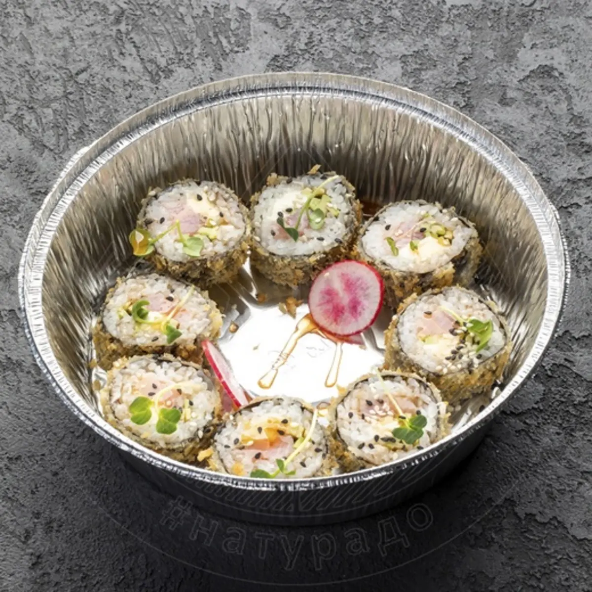 Тёплый ролл с тунцом и авокадо