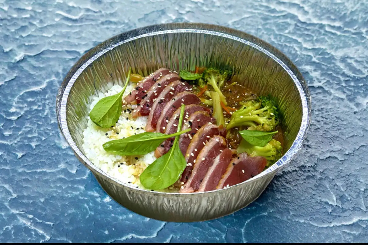 Горячий рис с уткой и овощами