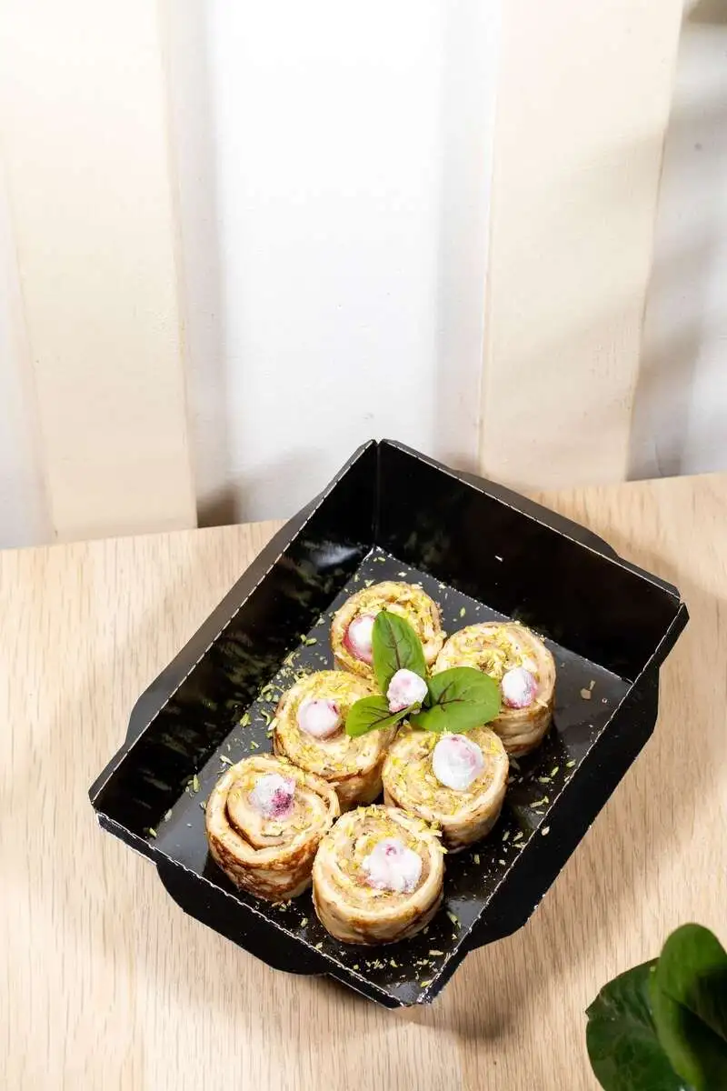 Масленица сладкий ролл с кремом из варёной сгущёнки и фисташками