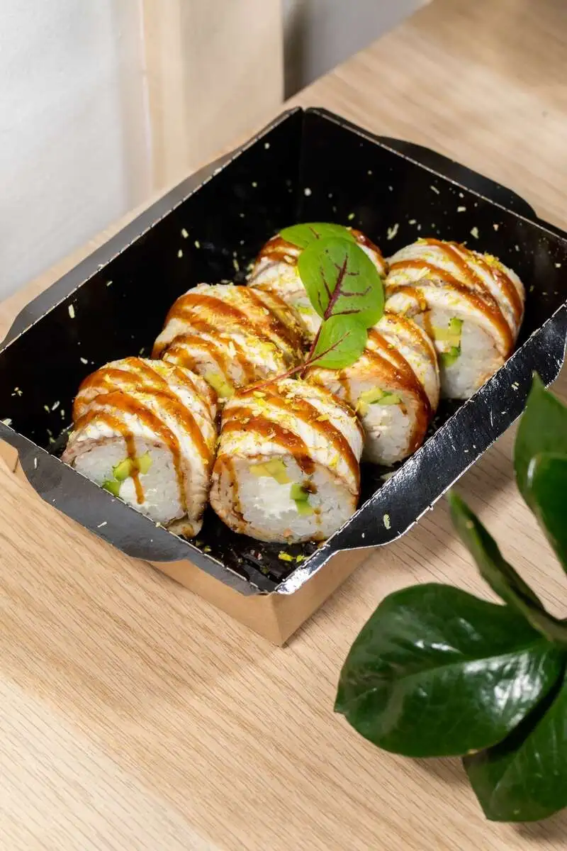 Масленица Ролл с угрем и авокадо