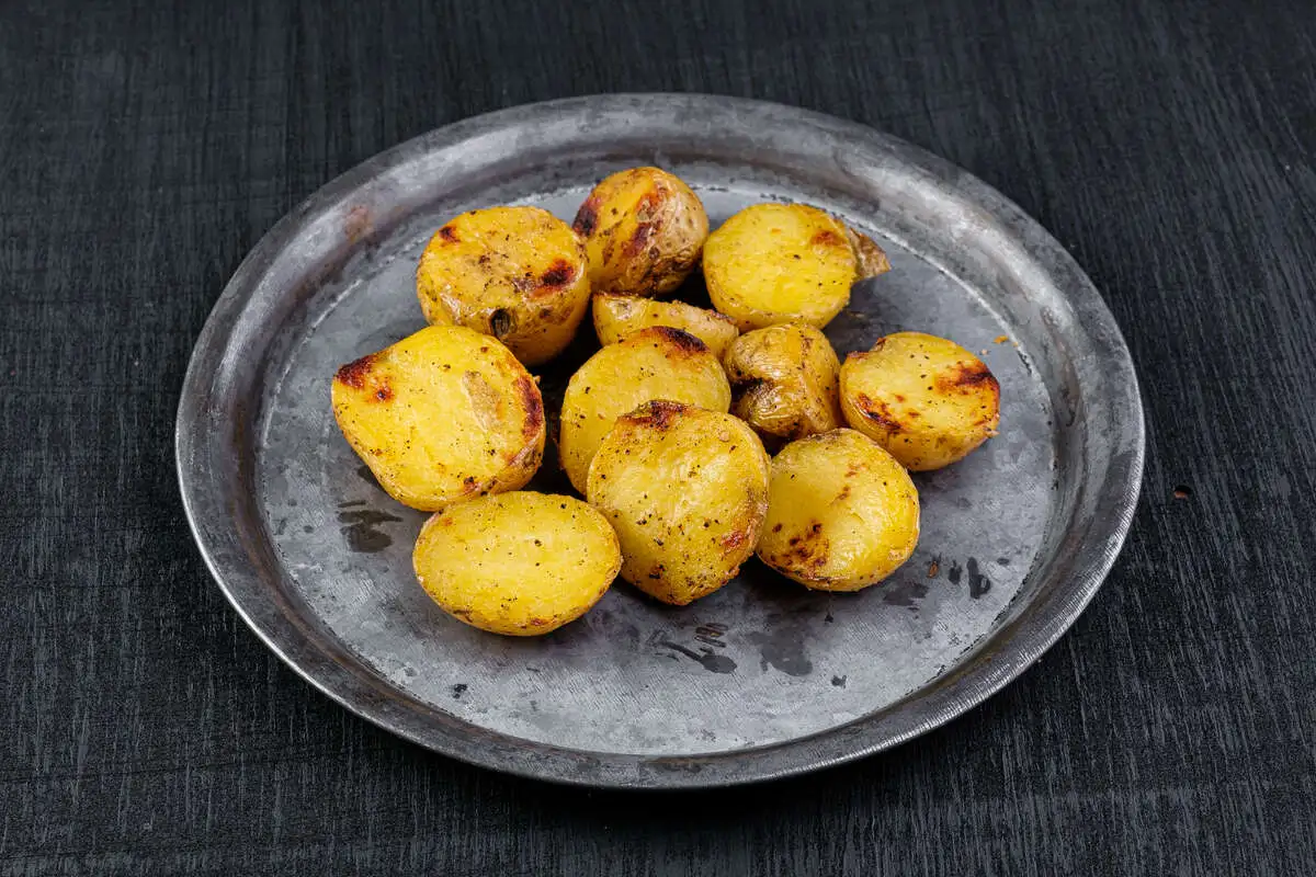 Картофель с чесноком и розмарином