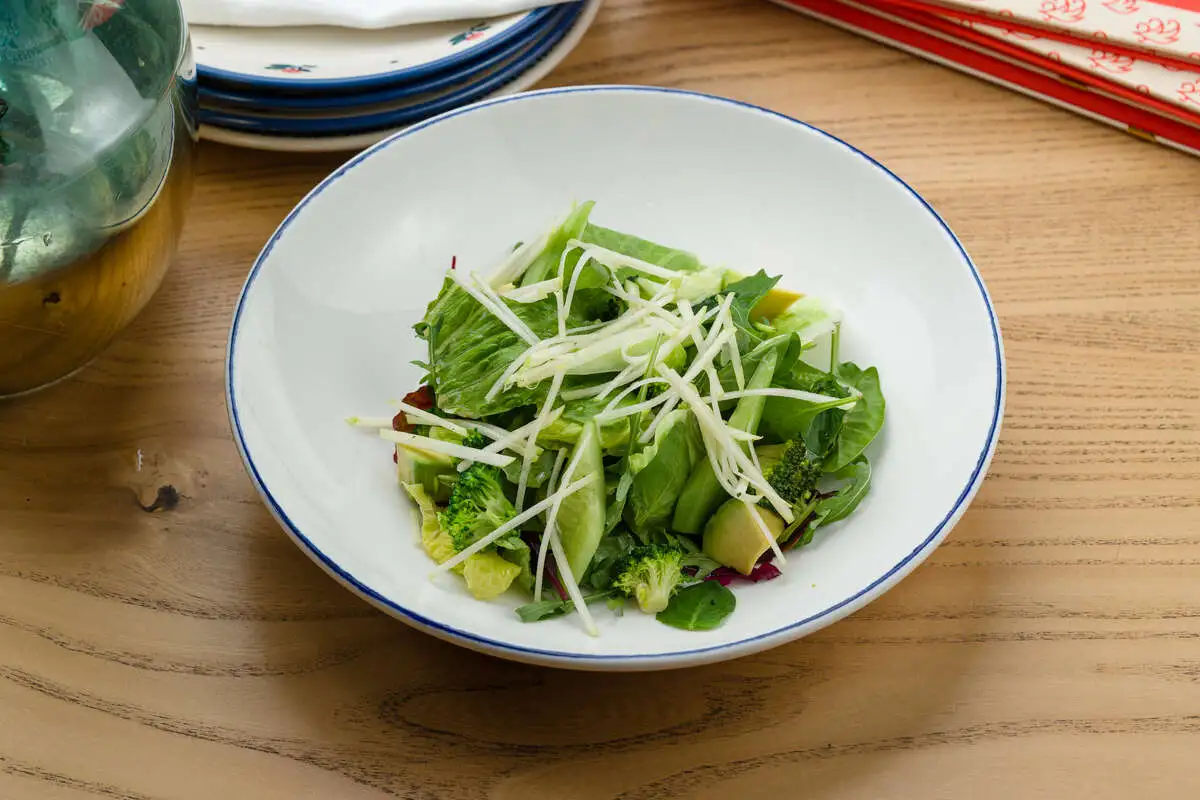 Большой зеленый салат