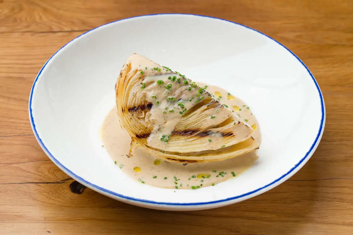 Стейк из капусты с сырно-трюфельным соусом