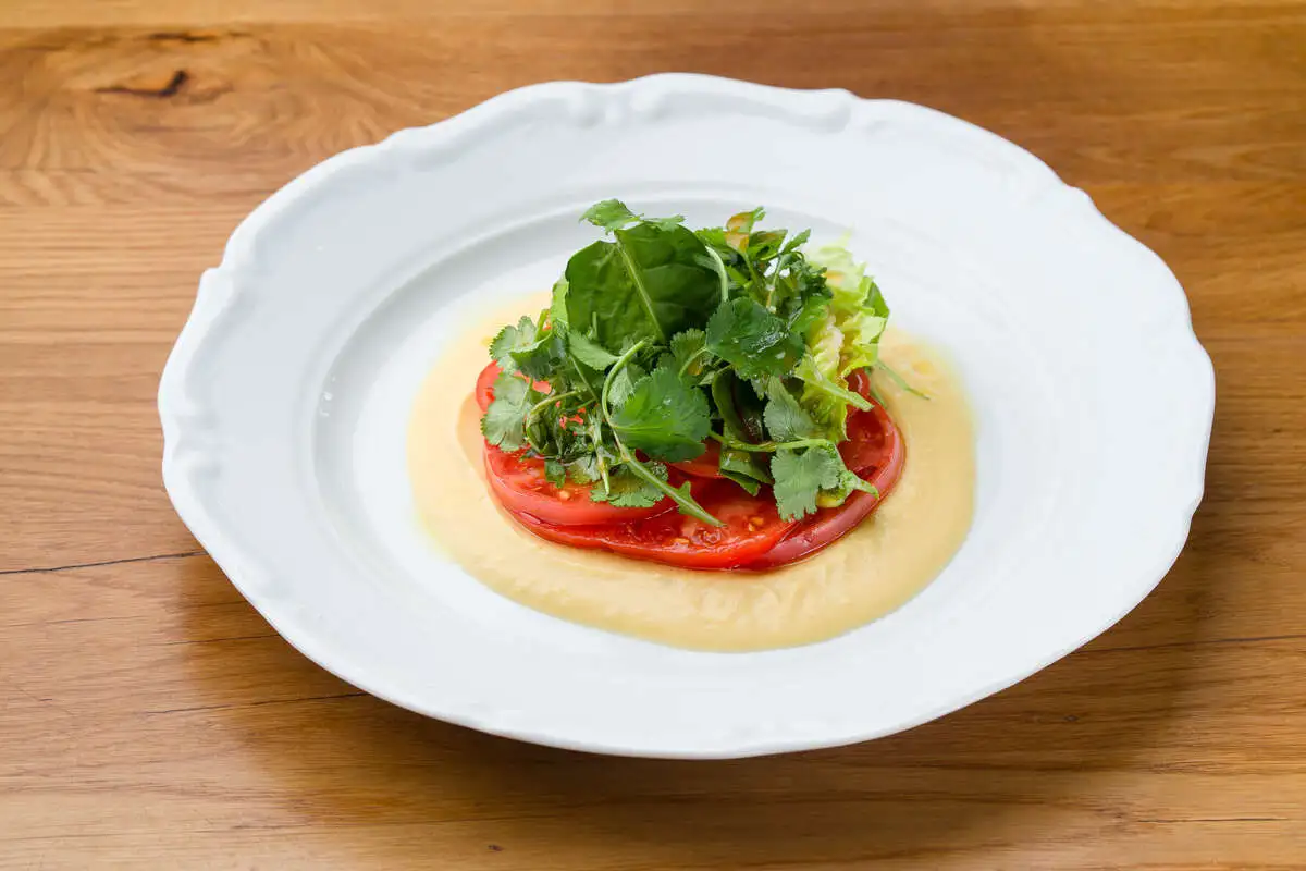 Карпачо из томатов с хумусом и зеленью