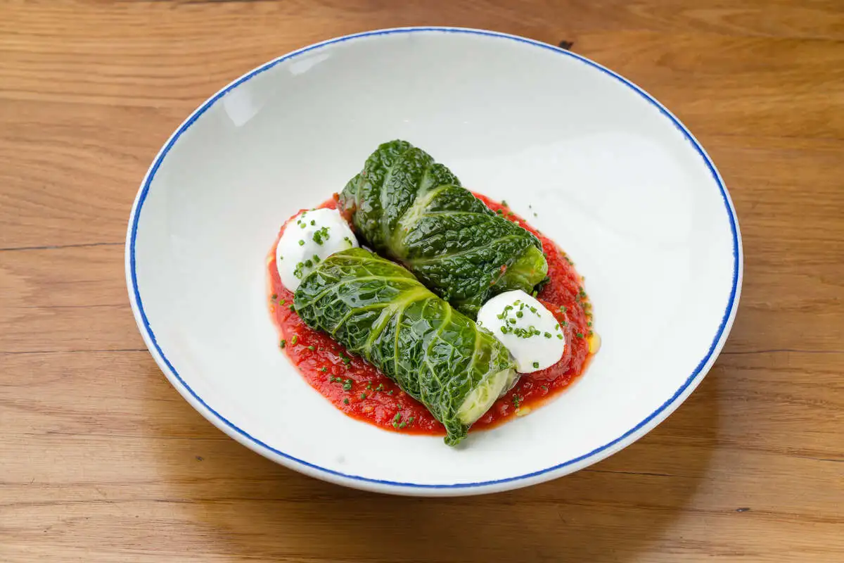 Голубцы с гречкой, томатным соусом и кокосовой сметаной