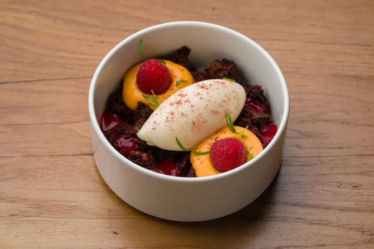 Десерт с кремом из батата, юдзу и малиной