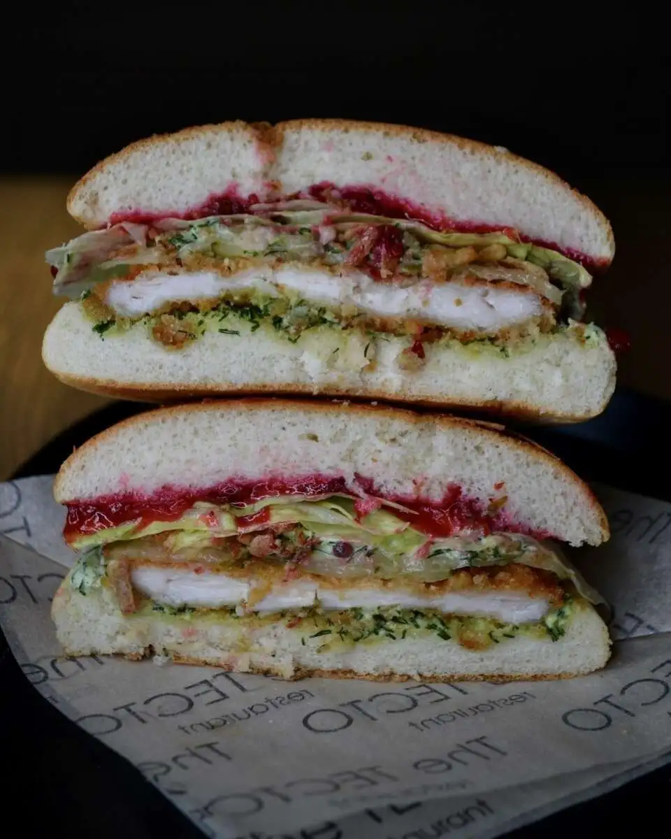 Бургер с курицей в панировке с чесночным соусом