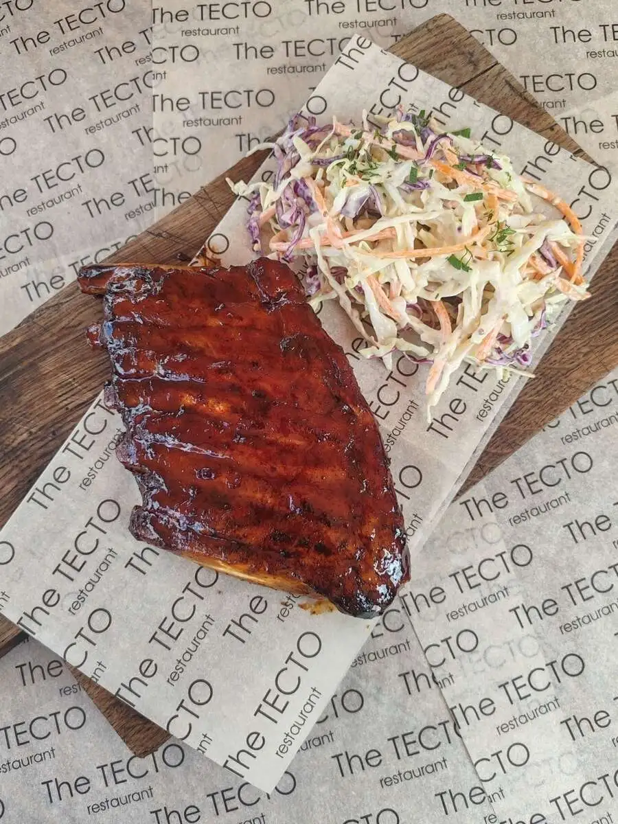 Свиные ребра с салатом Коул-слоу