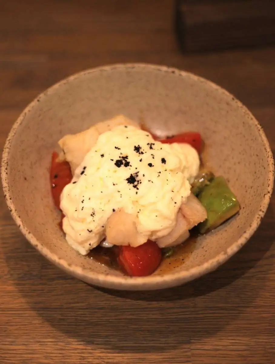 Треска с авокадо,томатами и муссом из пармезана