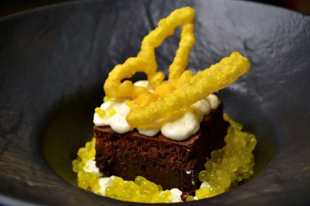 Шоколадный брауни с икрой из лимона